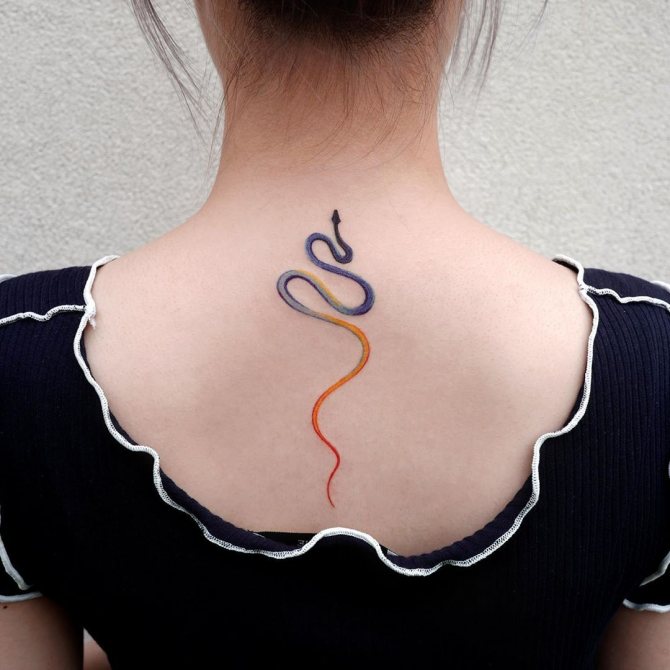tatouage de petit serpent sur le dos d'une fille