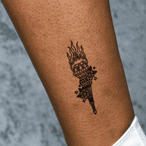Petit tatouage d'une torche sur la cheville