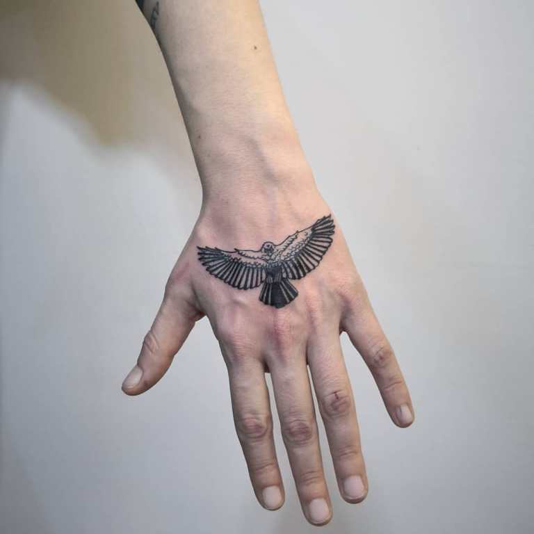 Petit tatouage sur la main