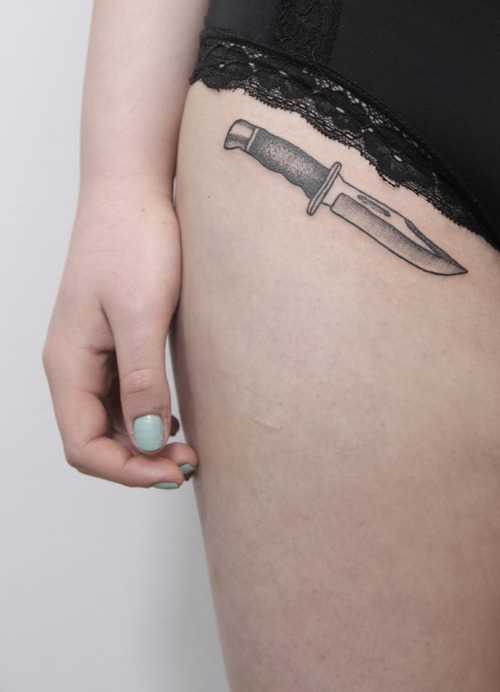 Tatouage d'un petit couteau sur une fille