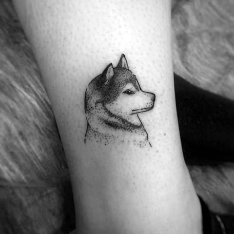 Un petit tatouage de husky