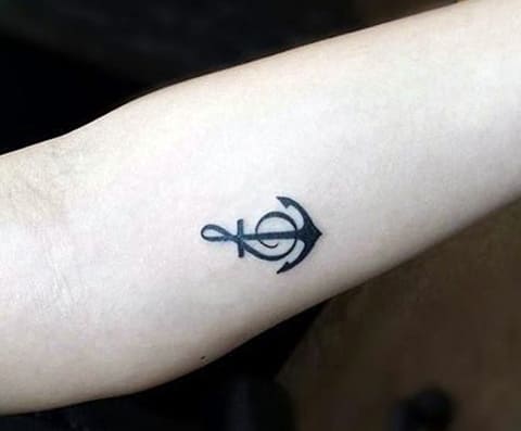 Tatouage d'une petite ancre sur la main