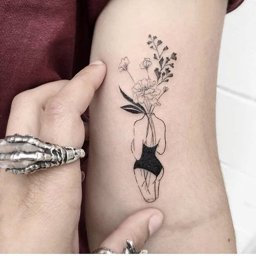Petits tatouages pour les filles. Croquis, belles inscriptions avec signification, photos