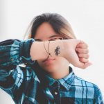 Tatouage sur le bras d'une fille