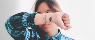 Petits tatouages sur les mains pour les filles