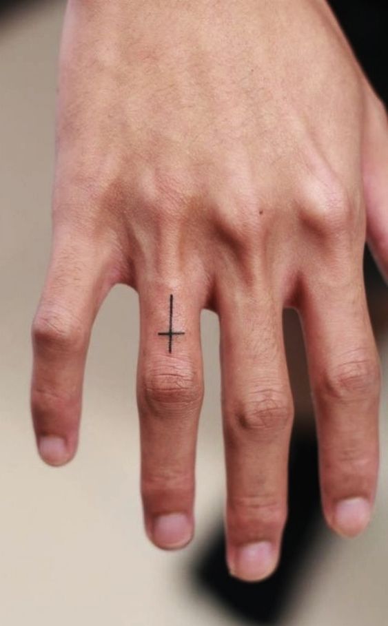 Tatouez une petite croix sur votre doigt