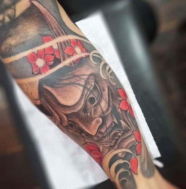 Masque de Chania. Croquis, signification d'un tatouage sur avant-bras, dos, main, jambe, épaule