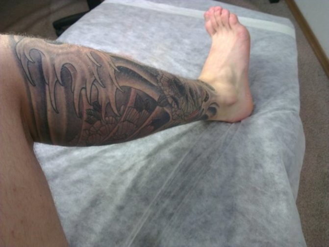 Tatouage à grande échelle de la cheville au genou