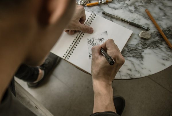 Un maître crée un dessin pour un tatouage