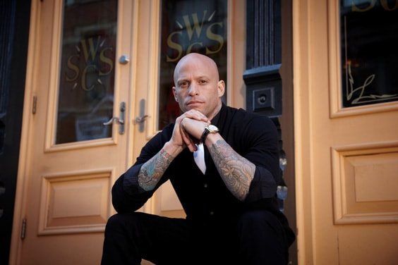 Le maître tatoueur Ami James