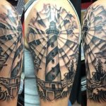 Tatouage de phare sur l'épaule