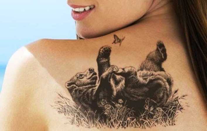 tatouage d'épaule en forme d'ours