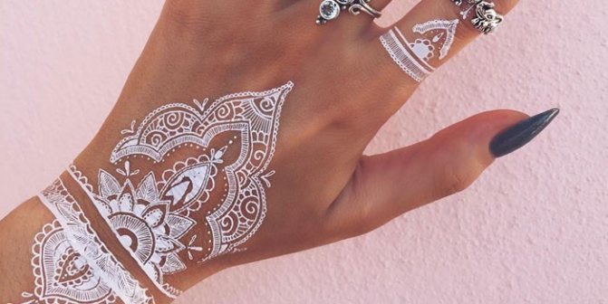 Mehendi au henné blanc sur les mains
