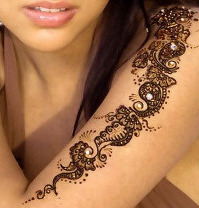 Le Mehendi sur l'avant-bras protège de la négativité.