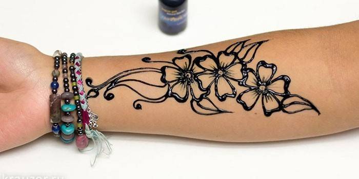 Mehendi sur la main