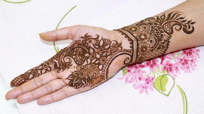 photo de mehendi sur le ventre