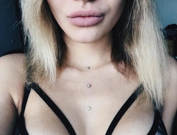 Microdermique sur le cou, le visage, le bras, la poitrine, la clavicule, le bas du dos. Qu'est-ce que c'est, un photo piercing. Comment faire et coller