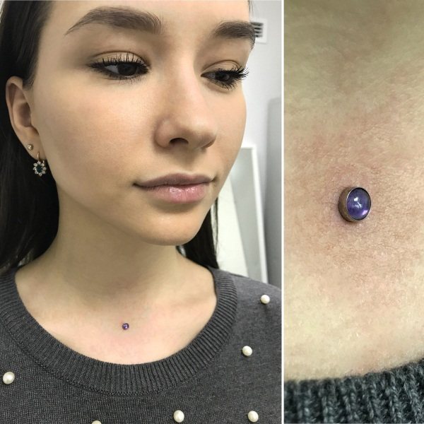 Microdermique sur le cou, le visage, le bras, la poitrine, la clavicule, le bas du dos. Qu'est-ce que c'est, un photo piercing. Comment faire et coller