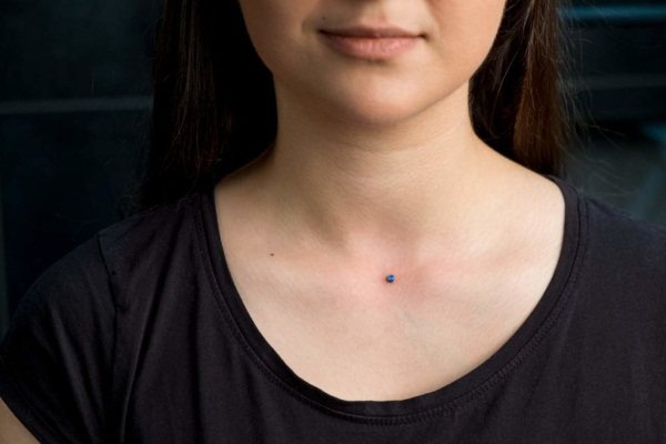 Microdermique sur le cou, le visage, le bras, la poitrine, la clavicule, le bas du dos. Qu'est-ce que c'est, un photo piercing. Comment faire et coller