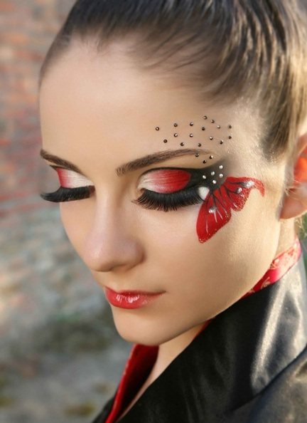 Microdermique sur le cou, le visage, le bras, la poitrine, la clavicule, le bas du dos. Qu'est-ce que c'est, des photos du piercing. Comment faire et attacher