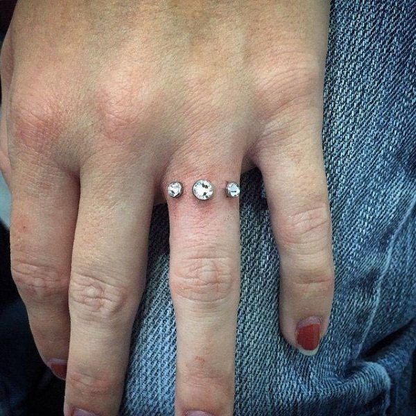 Microdermique sur le cou, le visage, le bras, la poitrine, la clavicule, le bas du dos. Qu'est-ce que c'est, des photos du piercing. Comment faire et réparer