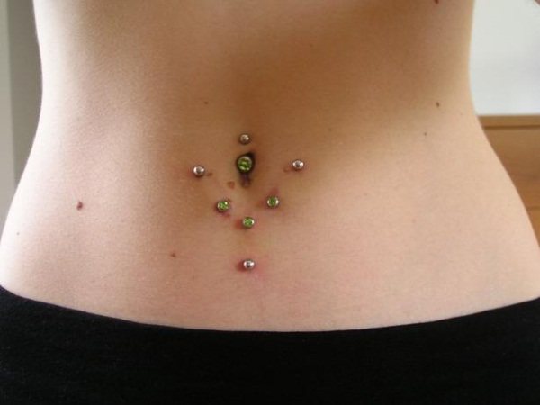 Microdermique sur le cou, le visage, le bras, la poitrine, la clavicule, le bas du dos. Qu'est-ce que c'est, un photo piercing. Comment faire et coller