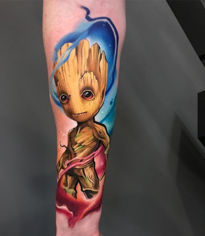 Tatouage coloré mignon d'un petit Groot sur la main