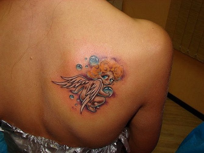 Tatouage de fille ange mignon