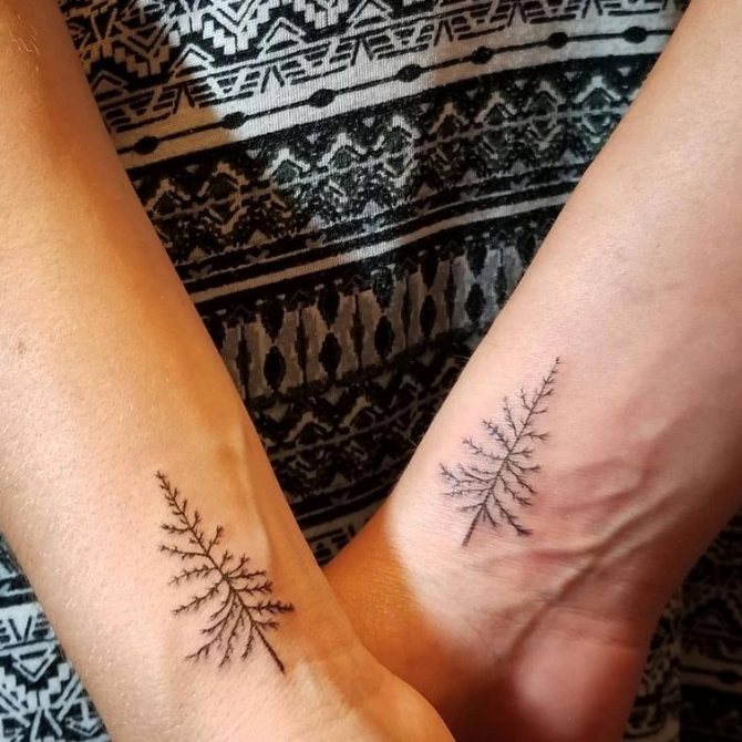 Un tatouage miniature qui s'adapte à tous les styles.