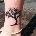 Un arbre miniature sur le pied d'une fille