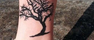 arbre miniature sur la jambe d'une fille