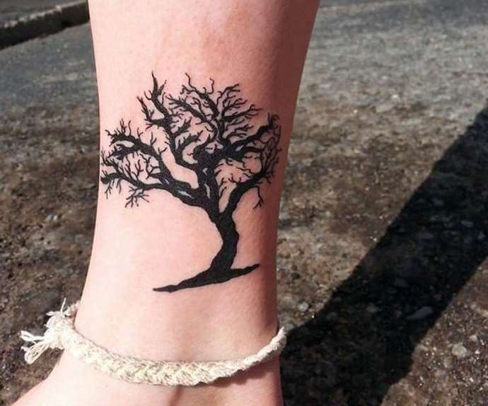 arbre miniature sur le pied d'une fille