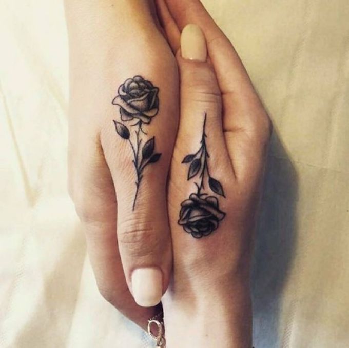 Tatouage de roses miniatures pour les petites amies