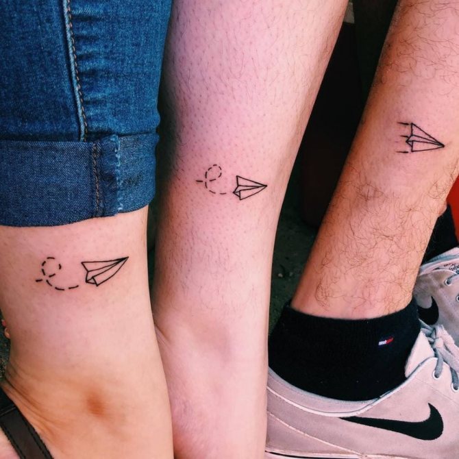 Un tatouage miniature qui ressemble à un avion en papier