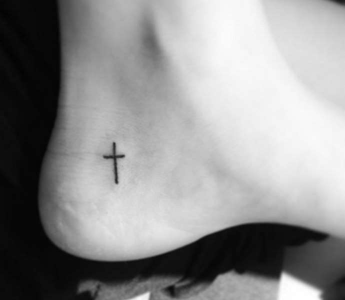 Tatouage minimaliste en forme de croix