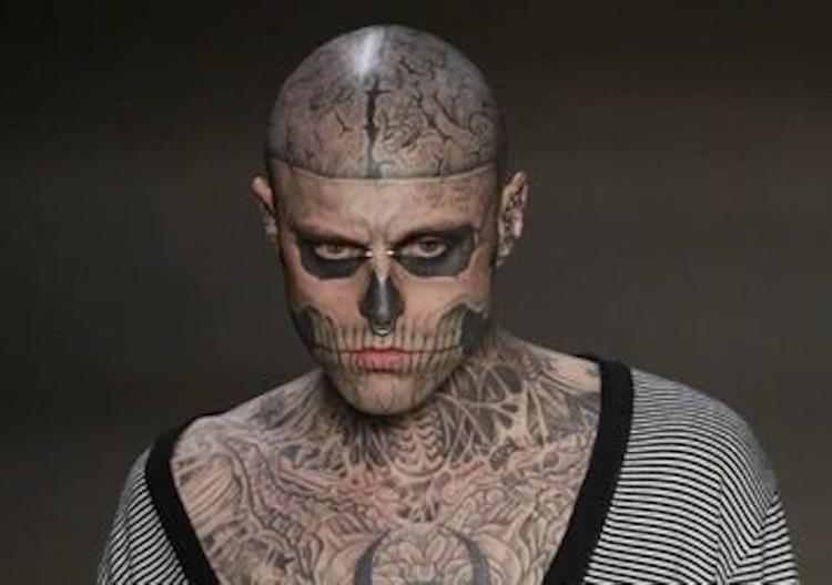 Un mannequin Zombie Boy avec un tatouage de tête de mort sur le visage retrouvé mort