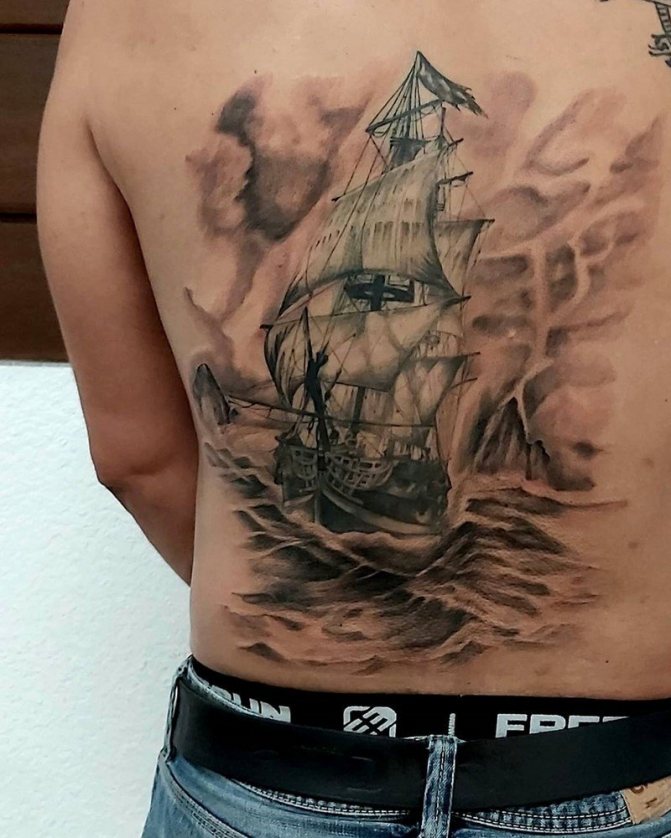 Tatouage masculin à la mode 2021-2022 : quelles tailles choisir, quels sont les meilleurs motifs et les endroits où se faire tatouer ?
