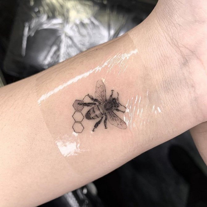 Tatouages masculins à la mode 2021-2022 : quelles tailles choisir, quels sont les meilleurs motifs et quels sont les endroits à tatouer ?