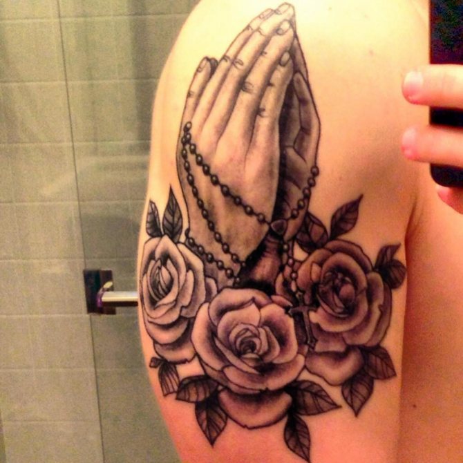 tatouage de mains en prière