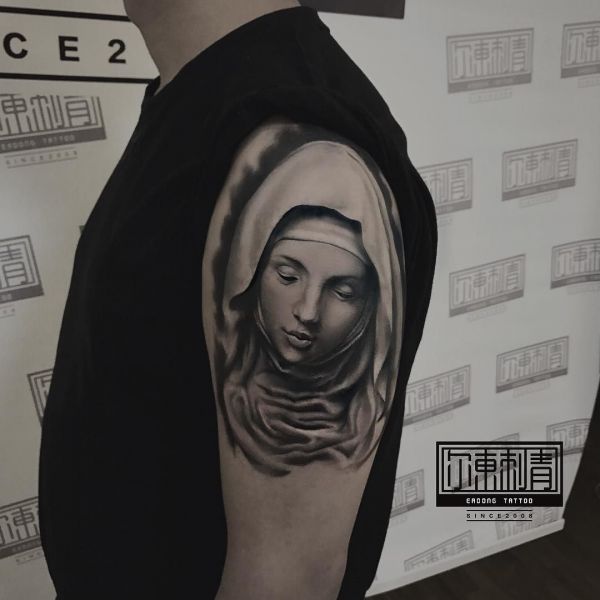 Nonne sur l'épaule en guise de tatouage