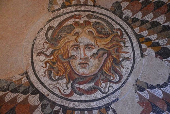 Sol en mosaïque avec tête de Méduse
