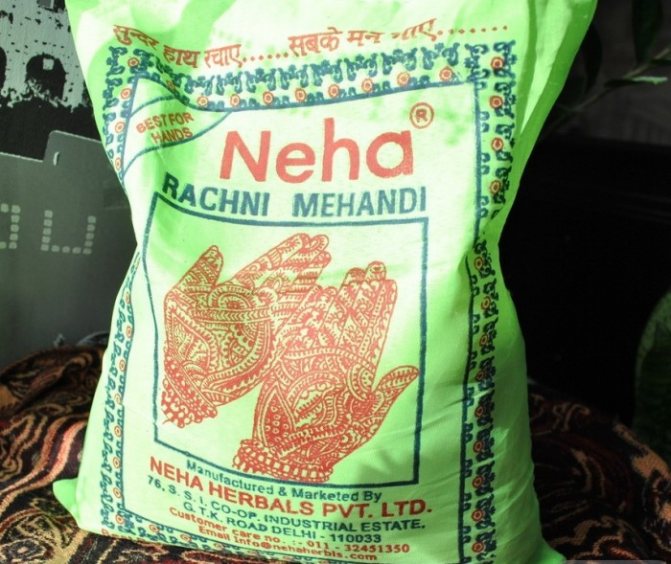 On peut obtenir une poudre spéciale à base de plantes comme celle-ci pour le mehendi.