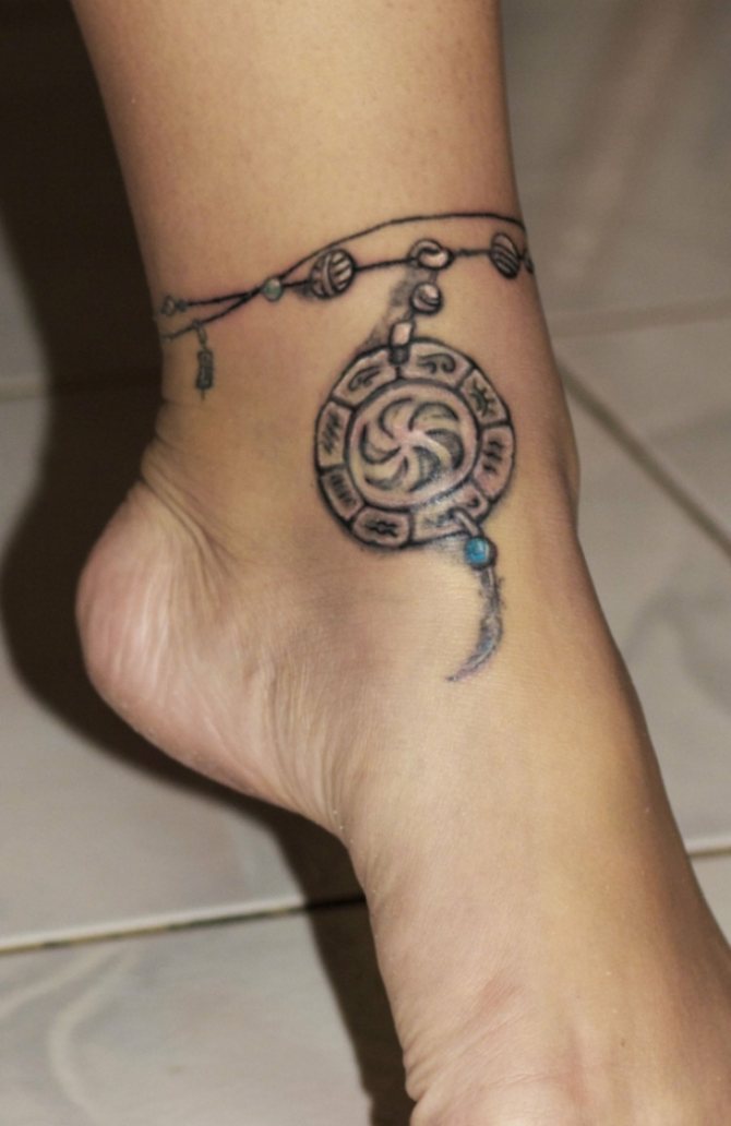 La rune peut être créée comme un tatouage de bracelet de cheville.