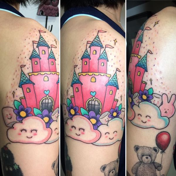 Tatouage d'un cadenas de dessin animé sur l'épaule