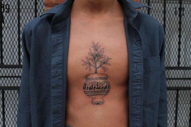 Tatouage musulman sur la poitrine