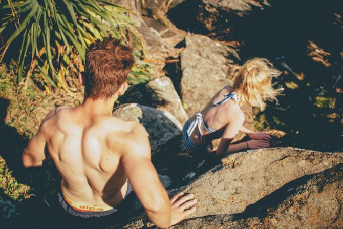 Un homme et une femme descendent une montagne