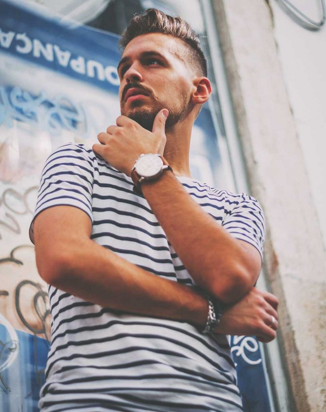 Homme avec une montre-bracelet
