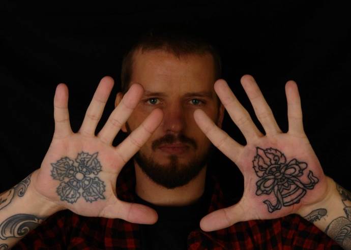 un homme avec des tatouages sur les bras