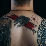 Homme slave tatoué sur le dos