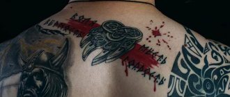un homme avec un tatouage slave dans le dos